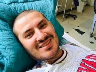 Flávio, em postagem no início de dezembro, em tratamento quimioterápico (Reprodução/Facebook)