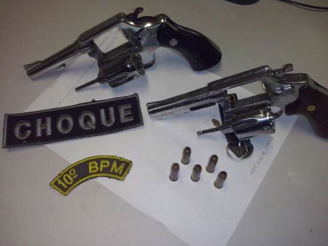 Adolescente &eacute; atingido por tiro nas costas e 4 pessoas s&atilde;o presas