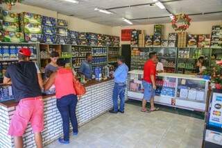 Loja mais antiga de Campo Grande, dono da BrasFogos alega que não existe crise no setor e comemora as boas vendas. (Foto: Fernando Antunes)