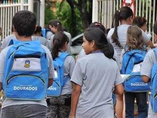 Alunos de escolas municipais também voltaram às aulas nesta segunda-feira (Foto: Divulgação)