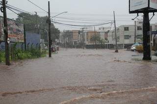 Rua Bahia, Chaad Scaff e Joaquim Murtinho foram tomadas pela água (Foto: Marcos Ermínio)