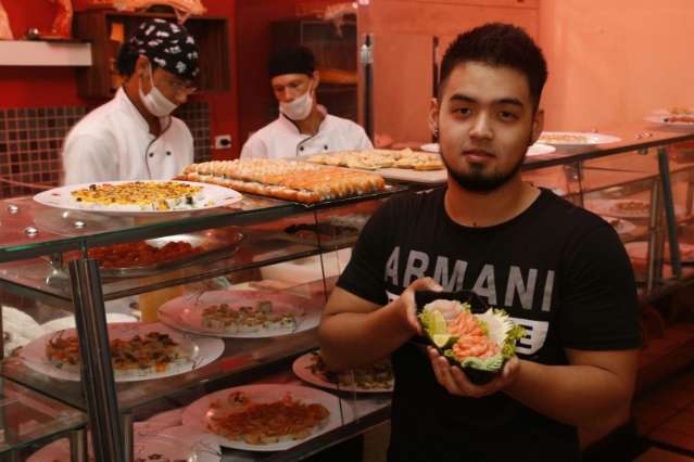 Restaurante une 2 paix&otilde;es campo-grandenses e serve churrasco no rod&iacute;zio de sushi