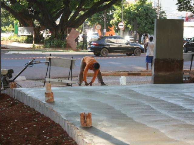 Est&aacute;tua de Manoel ser&aacute; instalada no dia em que poeta faria 101 anos