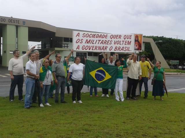 Marcha pr&oacute;-volta dos militares re&uacute;ne s&oacute; 22 pessoas em Campo Grande