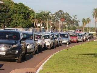 Carros trafegam em via de Campo Grande. (Foto: Marcos Ermínio/Arquivo).