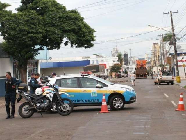 Caminh&atilde;o se enrosca em fios de telefonia e derruba poste no Centro