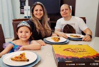 Alana e família. (Foto: Divulgação/ Pizza Tour)
