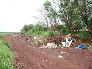 Lixão clandestino na região oeste de Dourados; problema sem fim (Foto: Max Rocha/Divulgação)