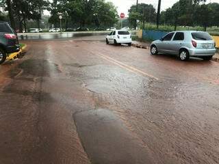 Água da chuva tomou conta de rua perto do Parque das Nações Indígenas (Foto: Liniker Ribeiro)