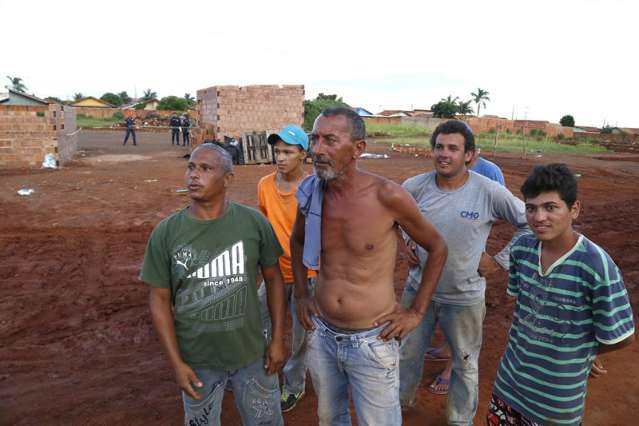 Guarda e Defesa Civil retiram fam&iacute;lias que invadiram &aacute;rea e constru&iacute;ram casas