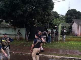 Policiais paraguaios na casa usada como esconderijo pela facção brasileira (Foto: Última Hora)