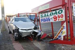 Hyundai ficou parcialmente destruído com a batida (Foto: Cleber Gellio) 