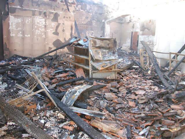  Entre lamentos e l&aacute;grimas, comerciantes calculam preju&iacute;zo de inc&ecirc;ndio