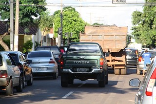 Os motoristas comentaram que a rua ficou estreita para o grande número de veículos (Foto: Marcos Ermínio)