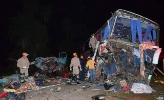 Acidente entre ônibus e caminhão matou cinco pessoas. (Foto: Sidnei Bronka)