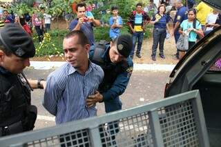 Homem tentou pular grade de proteção e foi detido pela PM. (Foto: Marcos Ermínio)