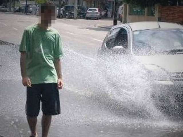 Molhar pedestre &lsquo;com carro&rsquo; rende multa de R$ 130, alerta Detran-MS