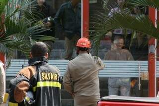 Bombeiros atenderam caso de vazamento de gás em prédio no Bairro Amambaí (Foto: Marcos Erminio)