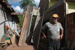 Seu José diz não tem condições de reconstruir a garagem (Foto: Marcos Ermínio)