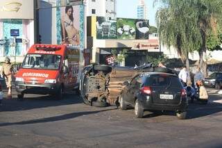 Acidente no cruzamento da avenida Mato Grosso com a Rio Grande, na manhã de hoje. (Foto: Marcos Ermínio)