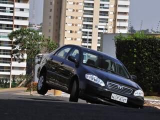 Na quarta-feira, um Corolla ficou com a roda esquerda dianteira presa na boca-de-lobo. (Foto: João Garrigó)