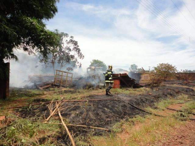 Carreta pega fogo e chamas atingem dep&oacute;sito de ferro-velho