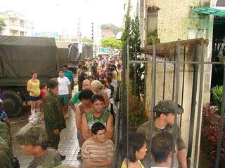 População faz fila por comida e água (foto: Lívia Torres/G1)