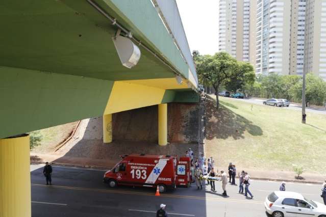 Jovem que pulou de viaduto em via faz cirurgias e espera vaga na UTI 