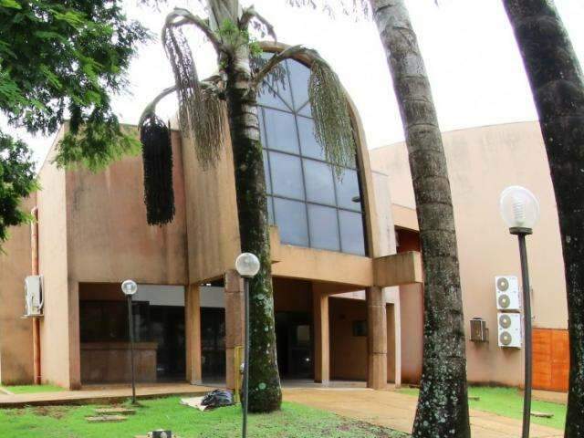 Sem dinheiro, prefeitura marca festa e vende ingresso para reformar teatro
