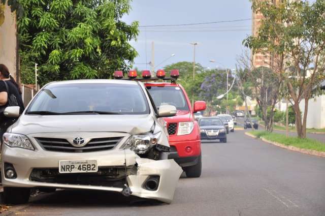 Mulher bate em poste no cruzamento das Avenida Rachid Neder e rua 13 de Junho
