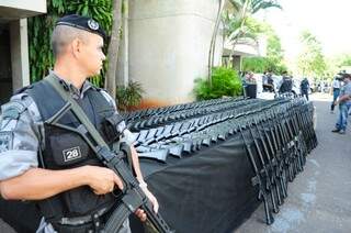 Armamento pesado: 100 fuzis foram entregues pelo governo (Foto: Luciano Pazinato)
