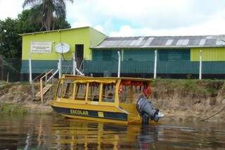 Para chegar à escola, apenas de barco (Foto: Divulgação/Ecoa)