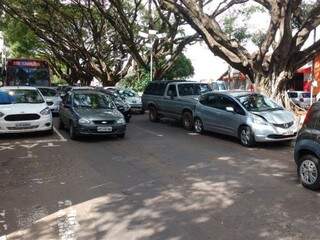 Carros ficaram parados na Avenida Mato Grosso, o que complicou o trânsito. (Foto: Adriano Fernandes)