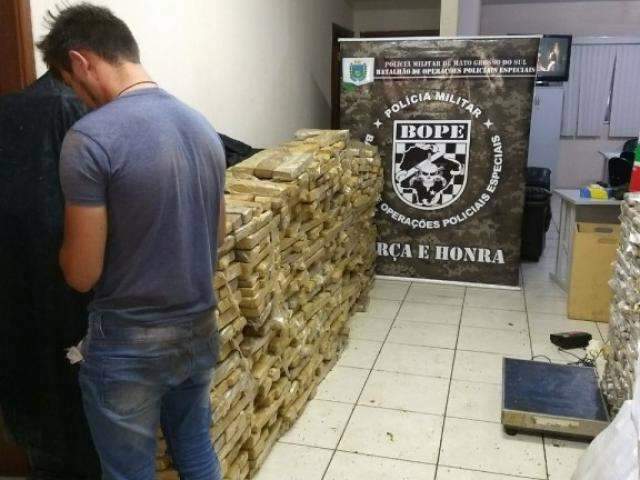 Jovem &eacute; preso pelo Bope ap&oacute;s capotar ve&iacute;culo com quase 1 ton de maconha