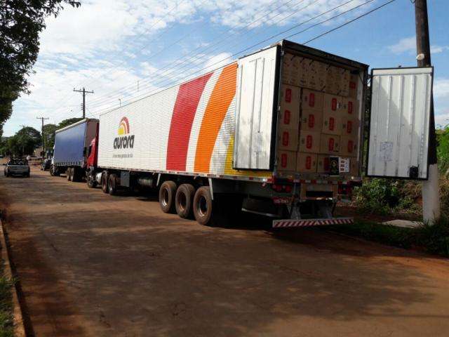 DOF apreende carreta e caminh&atilde;o com 100 mil pacotes de cigarro do Paraguai