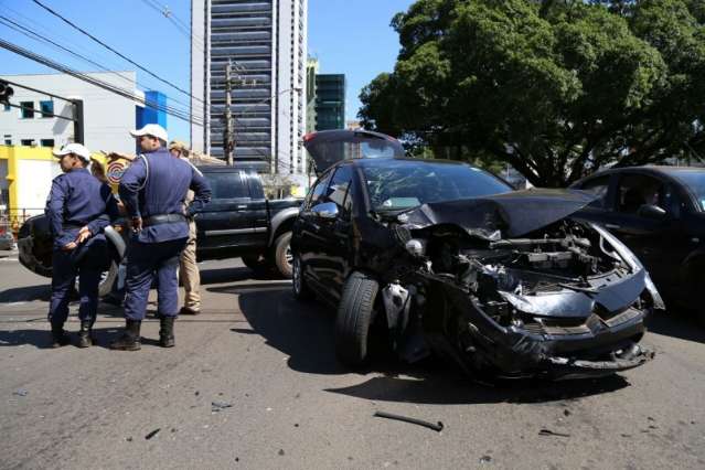 M&eacute;dica fura o sinal e colide com caminhonete na Avenida Afonso Pena