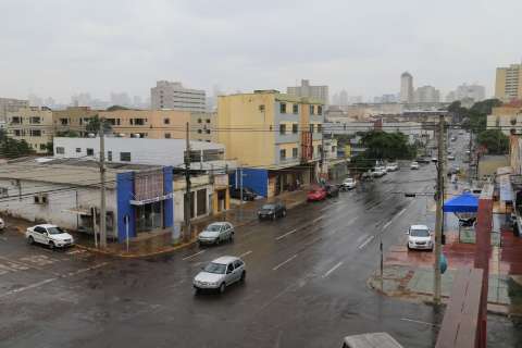 Após estiagem de 15 dias, chuva acaba com tempo seco na Capital