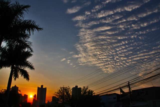 C&eacute;u amanhece aberto e segunda-feira ser&aacute; quente na Capital