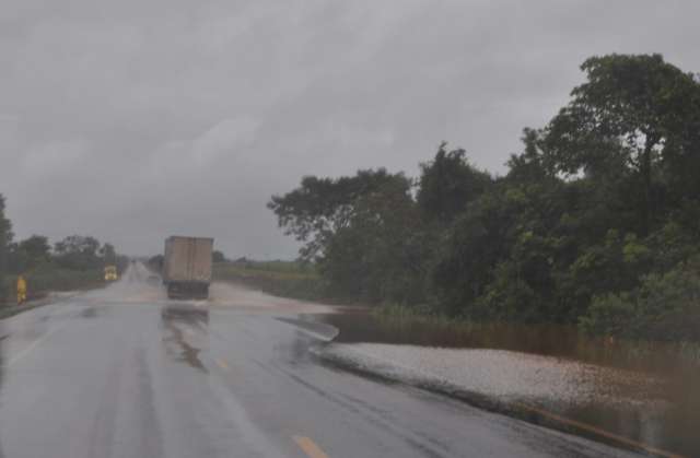 Minas transbordam e &aacute;gua inunda rodovia entre Rio Brilhante e Nova Alvorada