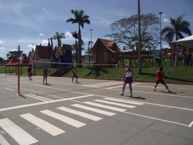 Domingo na Avenida na Capital teve disputa de beach tennis com 10 duplas