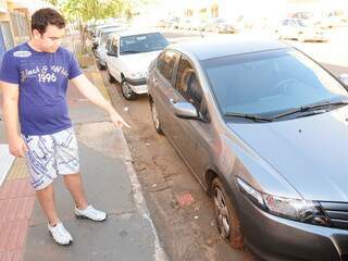 Luan mostra como carro ficou após assalto. (Foto: Rodrigo Panizato)