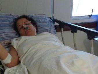 Mulher de 43 anos sofre AVC e est&aacute; h&aacute; uma semana em leito improvisado