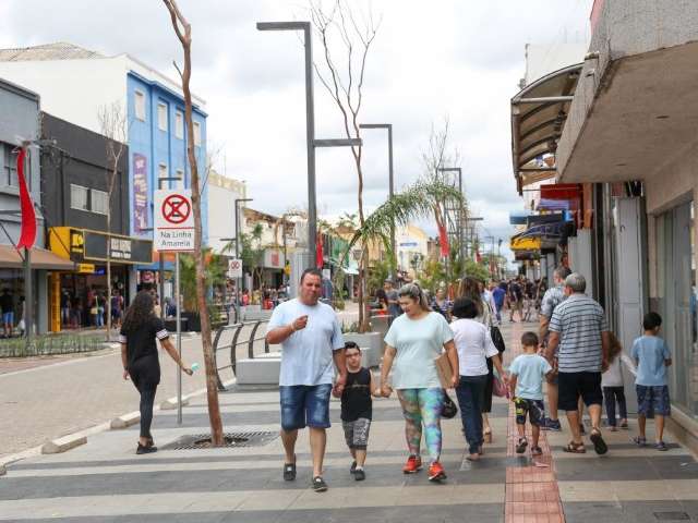 Nesta v&eacute;spera de Natal, com&eacute;rcio, supermercados e bancos funcionam