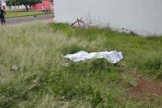 Corpo foi encontrado por morador do Aero Rancho (Foto: Nyelder Rodrigues)