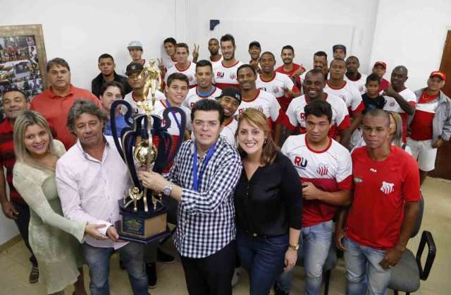 Comercial &eacute; recebido pelo prefeito Olarte com promessa de apoio na S&eacute;rie D
