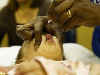 Criança recebendo vacina contra poliomielite (Foto: Tomaz Silva/Agência Brasil)
