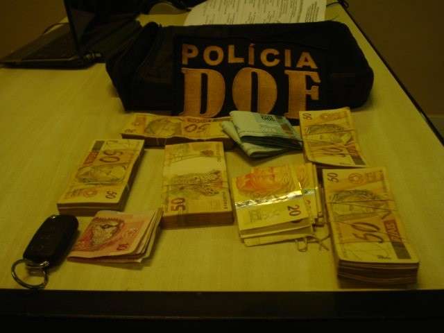 Dois homens s&atilde;o flagrados com R$ 27 mil n&atilde;o declarados &agrave; Receita Federal