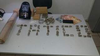 Traficante &eacute; presa em casa com drogas prontas para com&eacute;rcio e arma