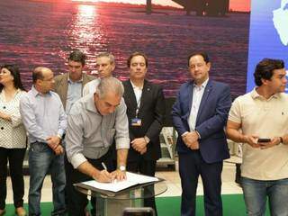 Reinaldo Azambuja assinou o contrato junto com prefeitos e Caixa Econômica Federal (Foto:  (Foto: Kisie Ainoã)