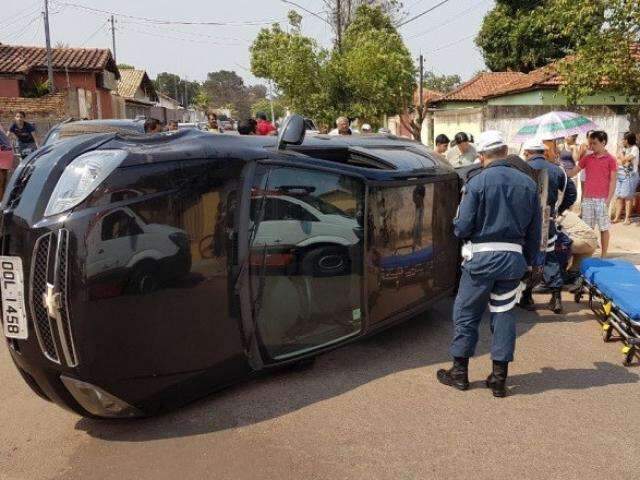 Gr&aacute;vida passa mal, bate em carro estacionado e tomba ve&iacute;culo 